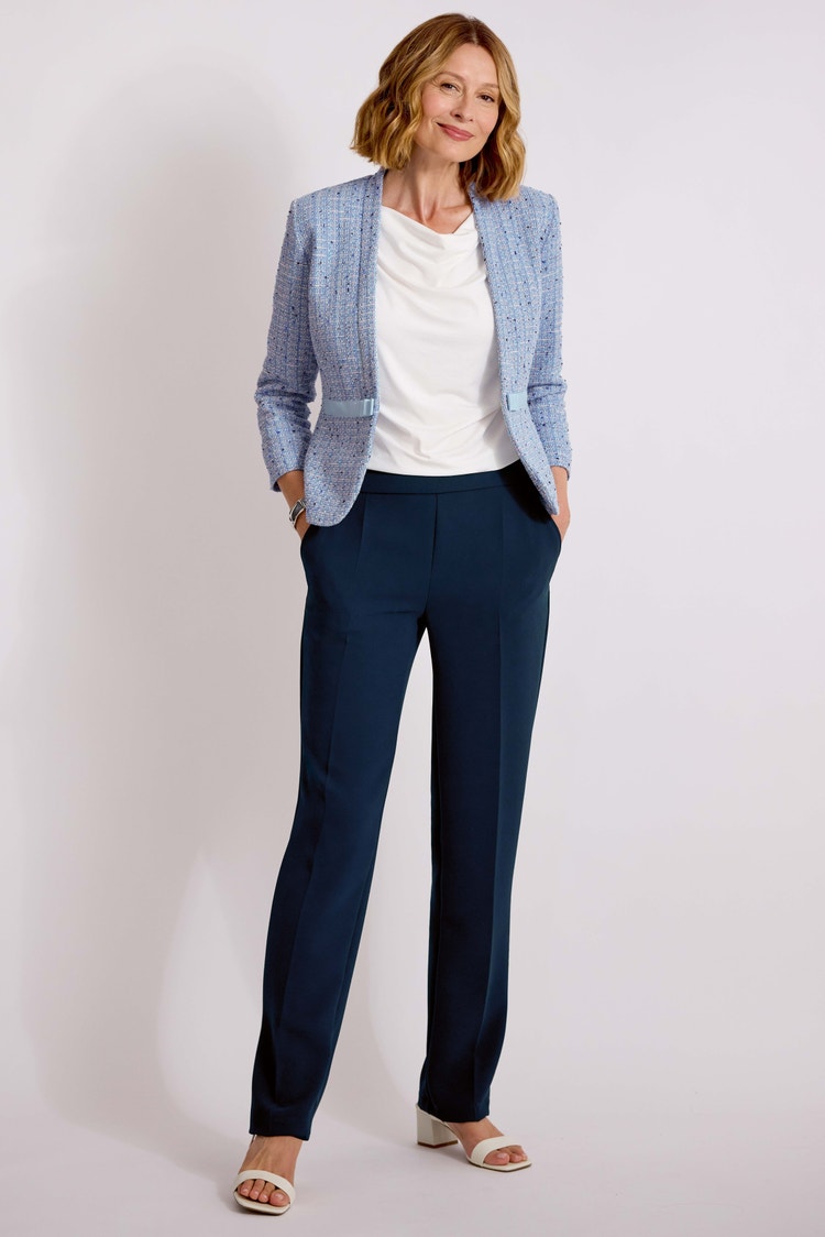 Modèle: 7781 Pantalon fuselé triple crêpe / Modèle: 4855 Veste de cérémonie riche en coton / Modèle: 6618 Haut à encolure bénitier et épaules plissées