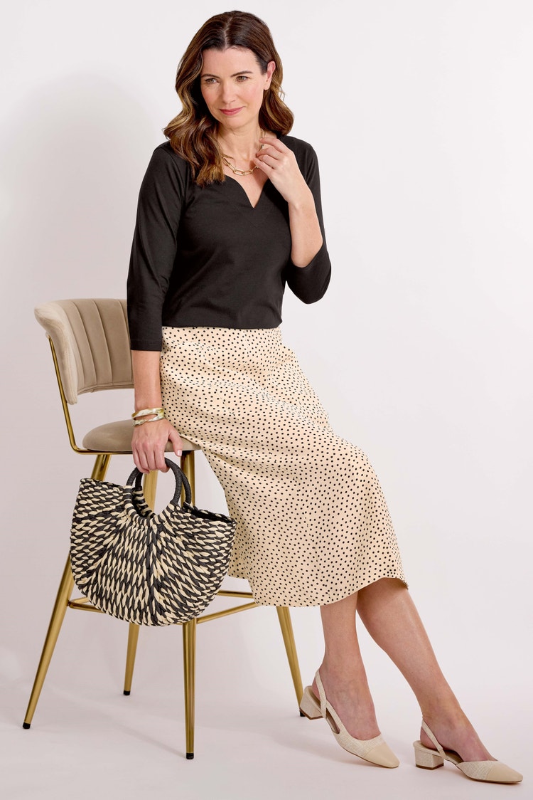 Modèle: 8002Jupe ultra féminine & Modèle: 9682 Sac en paille demi-lune & Modèle: 6611 Haut encolure cœur en jersey de coton stretch