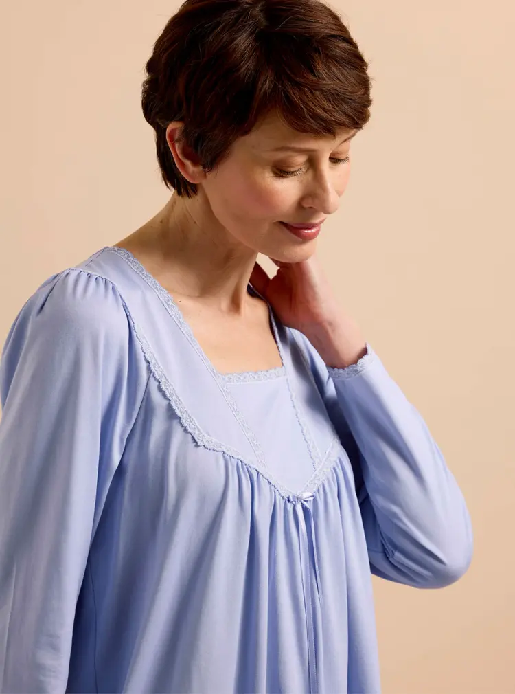 Chemise de nuit à dentelle et manches longues