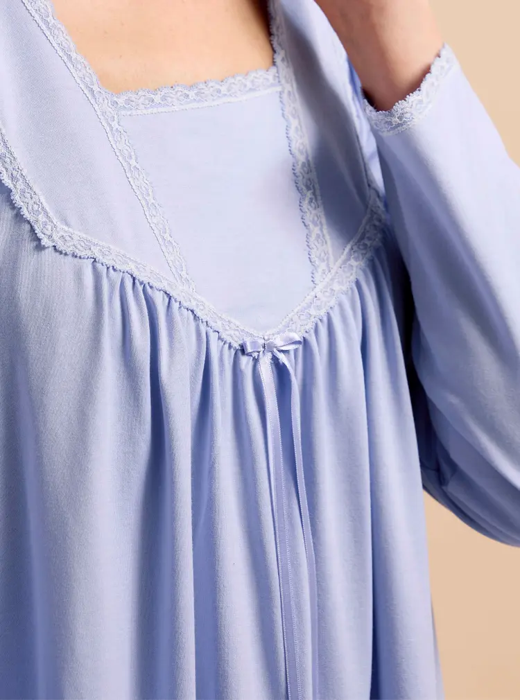Chemise de nuit à dentelle et manches longues