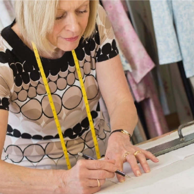 Une couturière David Nieper confectionnant un vêtement dans les ateliers du Derbyshire